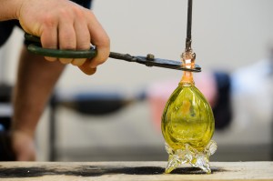 Üvegtojások készülnek kézzel Parádsasváron