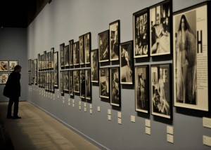 Helmut Newton reklámfotós képeibõl nyílt kiállítás Budap