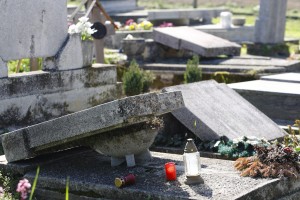 Önkormányzati megbízásból síremlékeket döntöttek le a z