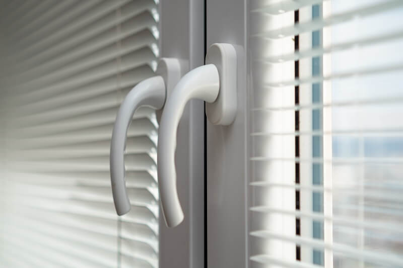 műanyag ablak kilincs szorul